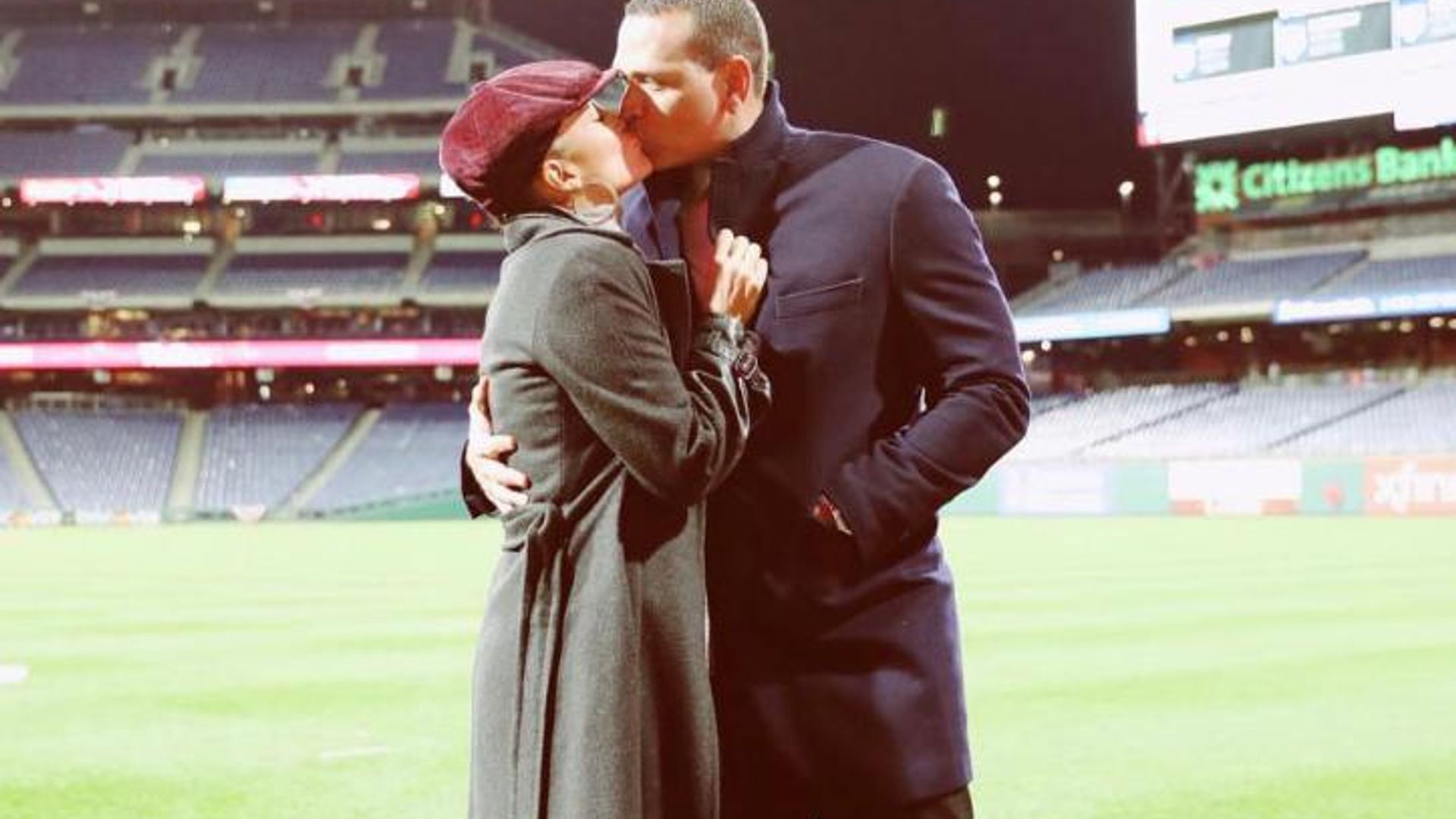 Esta foto ha causado histeria en los admiradores de Jennifer Lopez y Alex Rodriguez; pero, ¿qué significa?