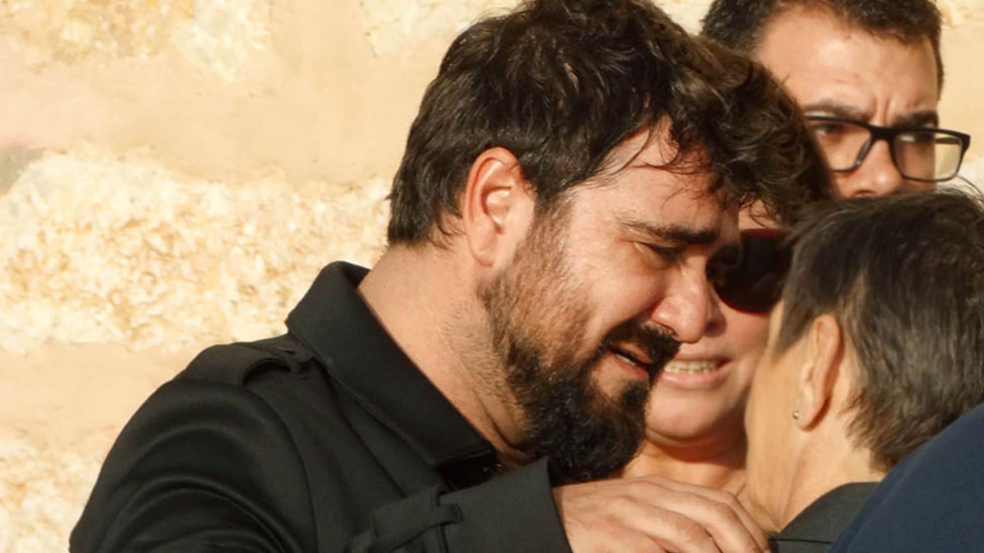 En vídeo: las lágrimas de Antonio Orozco en el funeral de la madre de su hijo