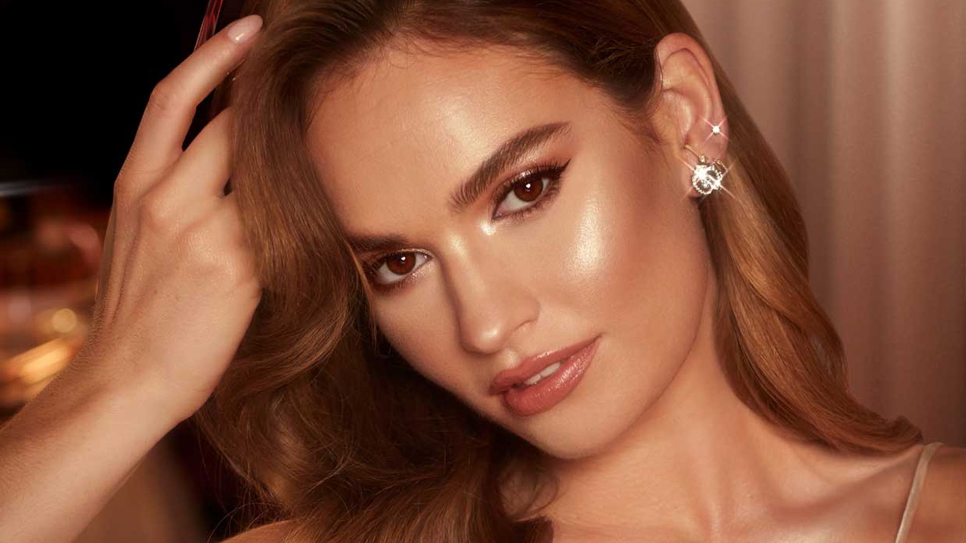 Lily James estrena proyecto 'beauty' y nos cuenta sus mejores secretos de maquillaje