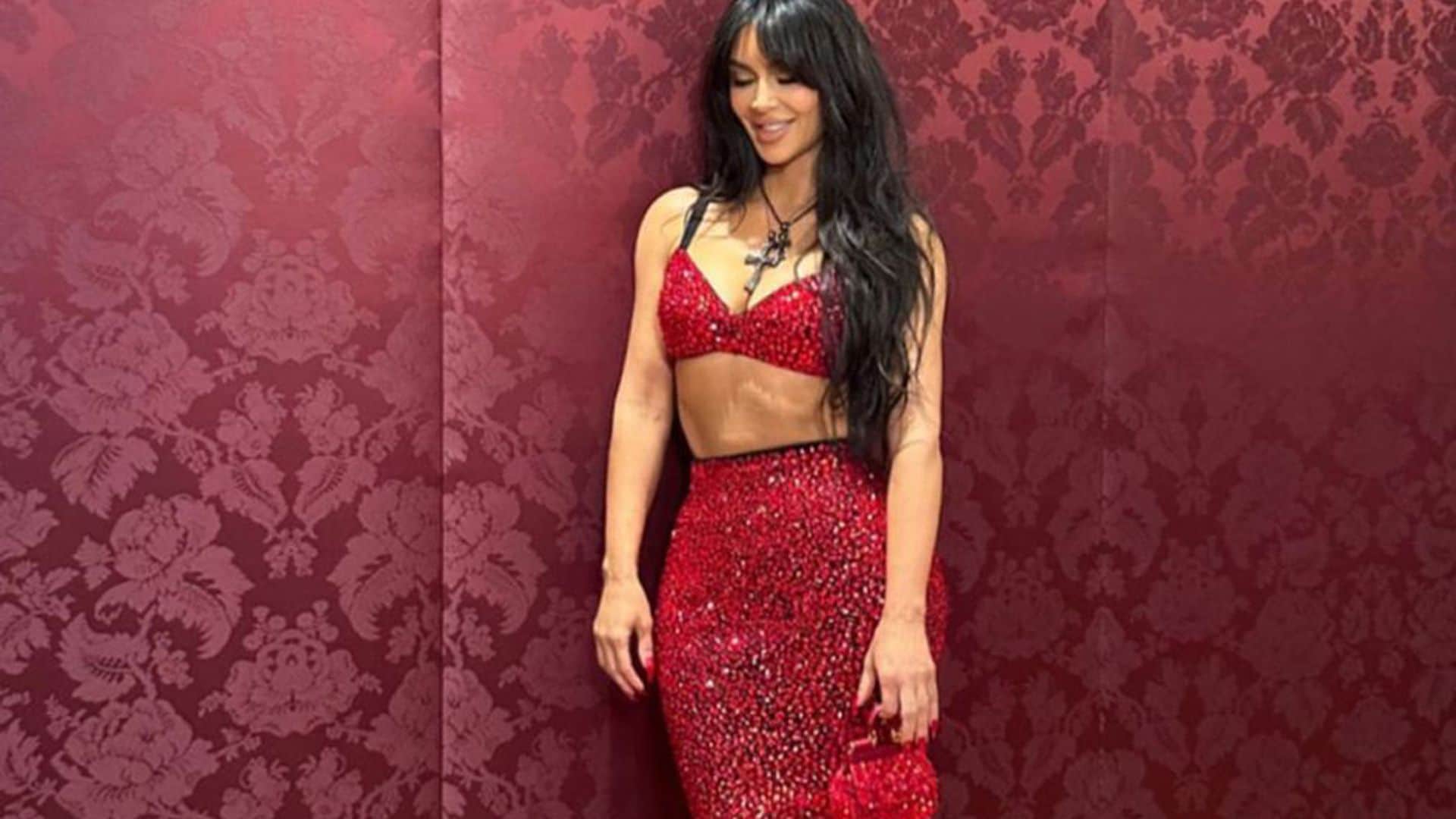 El sensual look de pedrería 'vintage' que Kim Kardashian transformó tres décadas después