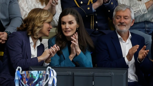 PALMA DE MALLORCA, 09/03/2025.- La reina Letizia, acompañada por la ministra de Educación, Pilar Alegría (i), y por el presidente de la Real Federación Española de Natación, Fernando Carpena (d), asiste a la final de la Copa de la Reina de Waterpolo este domingo en Palma de Mallorca.EFE/ Cati Cladera