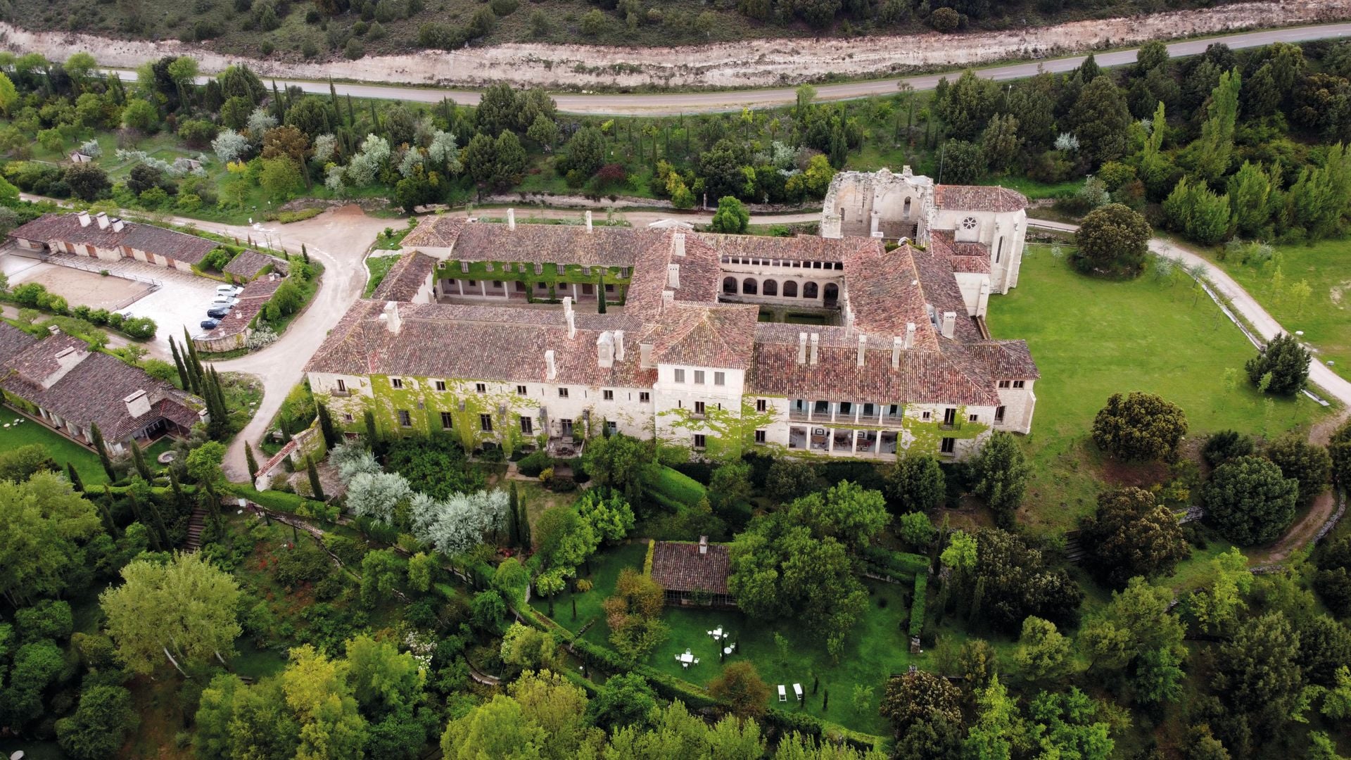 Otra imagen, desde el aire, del monasterio de San Pelayo