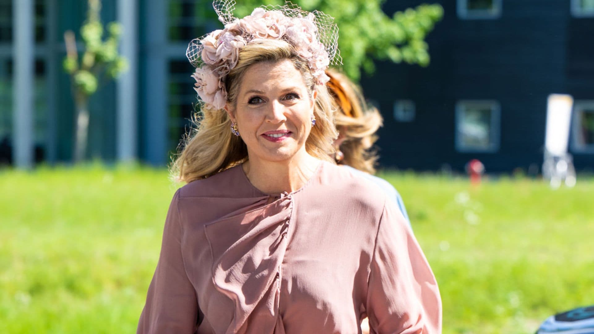 El lado más romántico de Máxima con una blusa de poeta y tocado de rosas