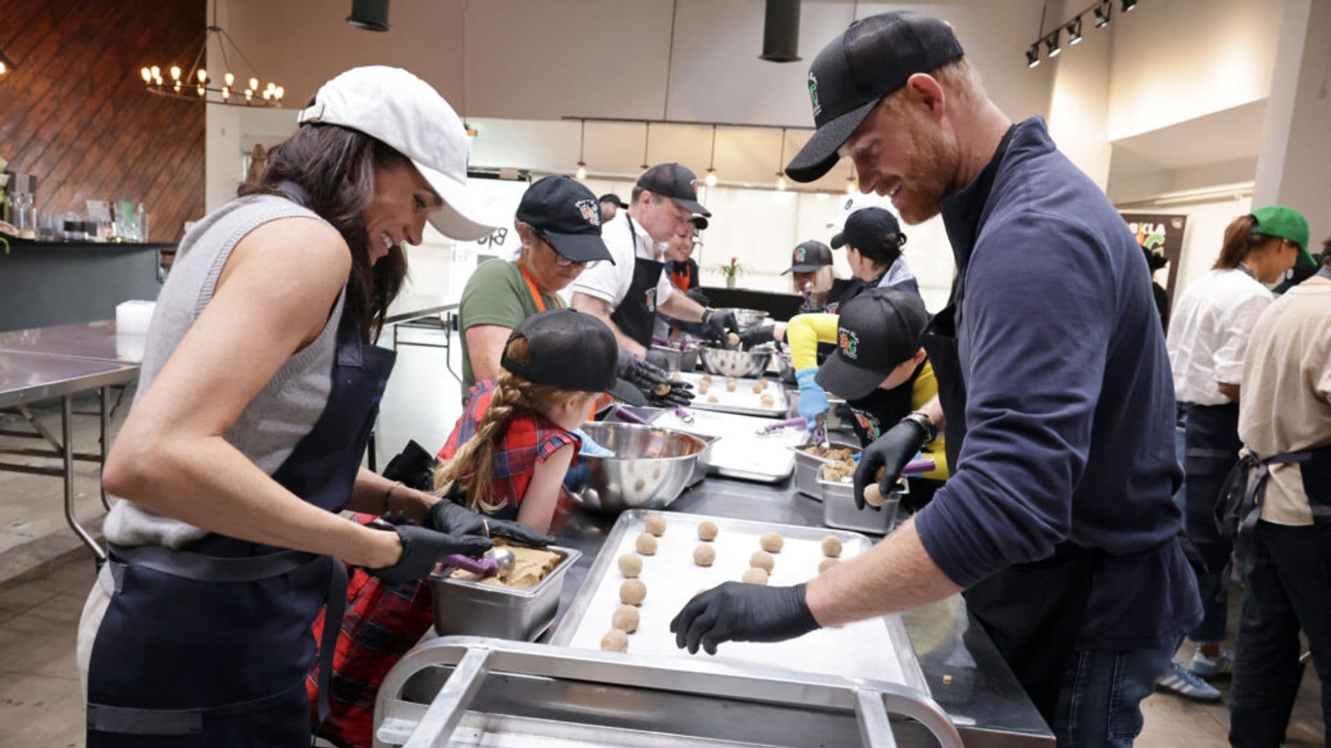 Harry y Meghan con sus hijos en el comedor social Our Big Kitchen de Los Ángeles
