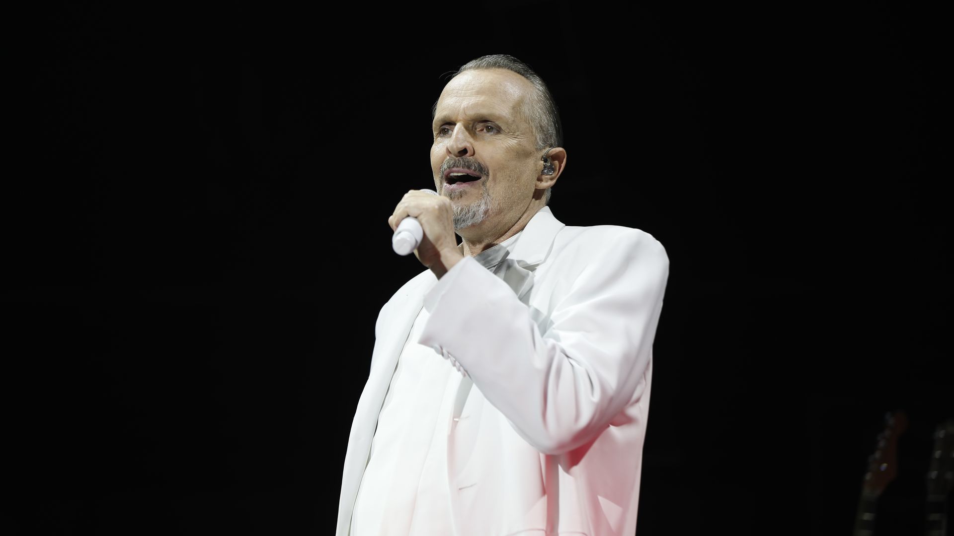 Lucía Dominguín y Palito arropan a Miguel Bosé en su emotivo regreso a Madrid