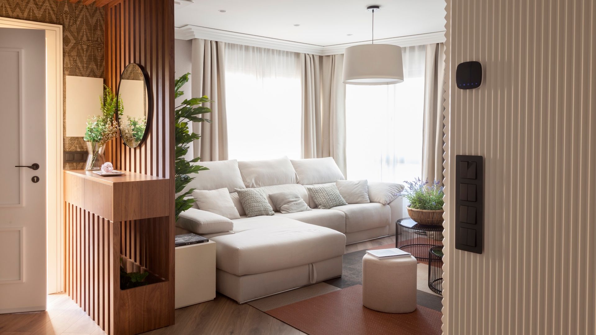 Salón con cortinas dobles. 