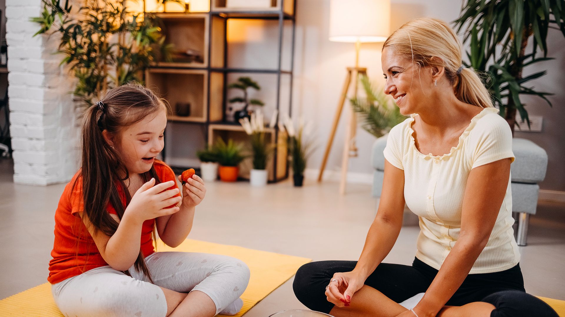 Madre e hija con autismo comen fresas