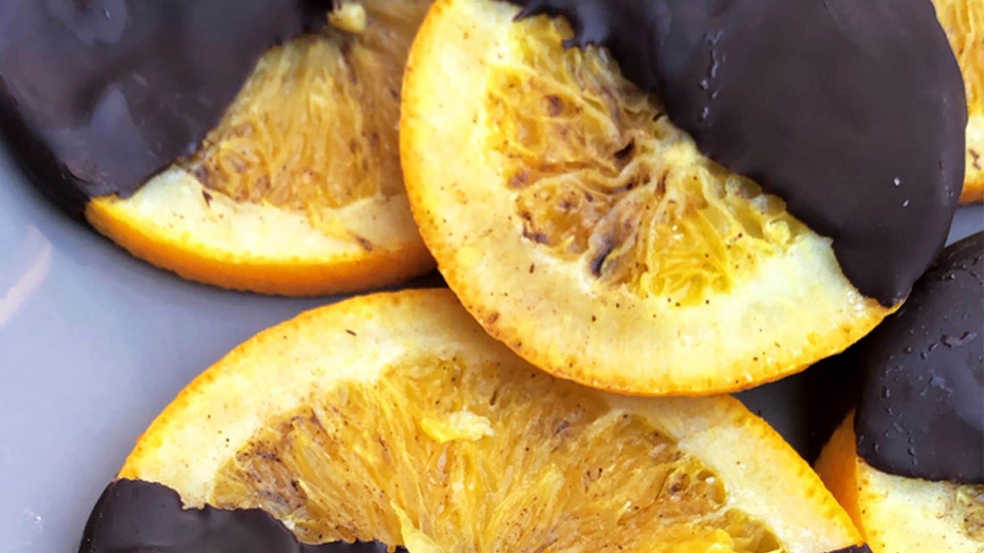 Naranjas confitadas con chocolate heladas