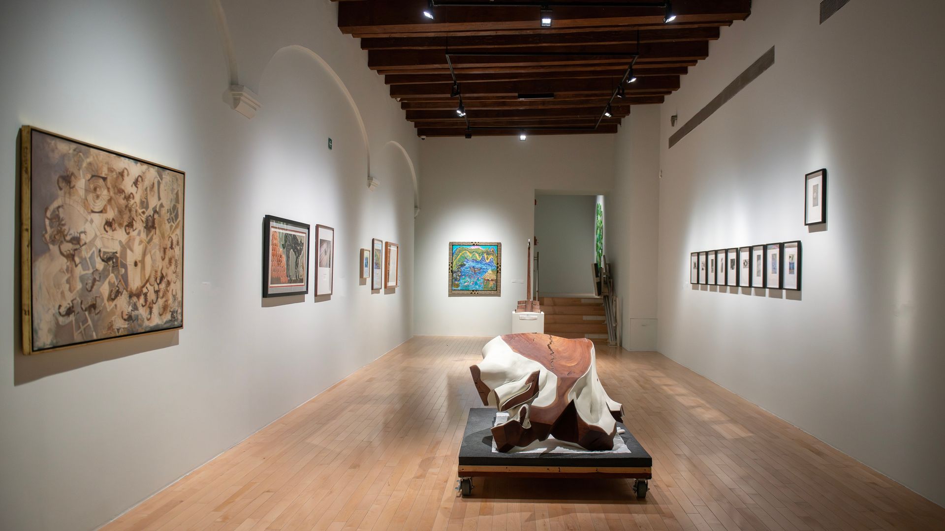 Cada sala de la exhibición busca llevarnos de lo micro a lo macro en términos de espacios que habitamos.