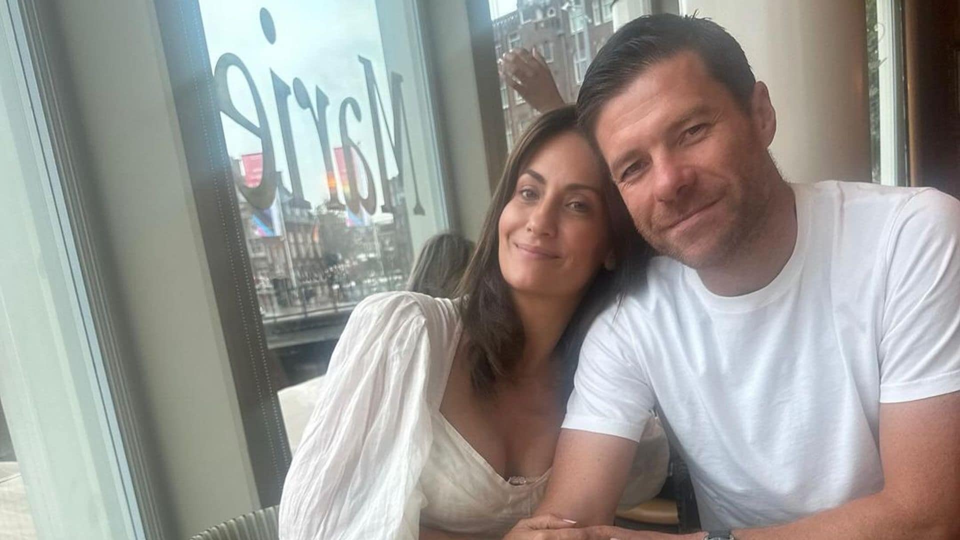 Xabi Alonso saborea el buen momento de su carrera y lo celebra con un viaje en familia a Ámsterdam