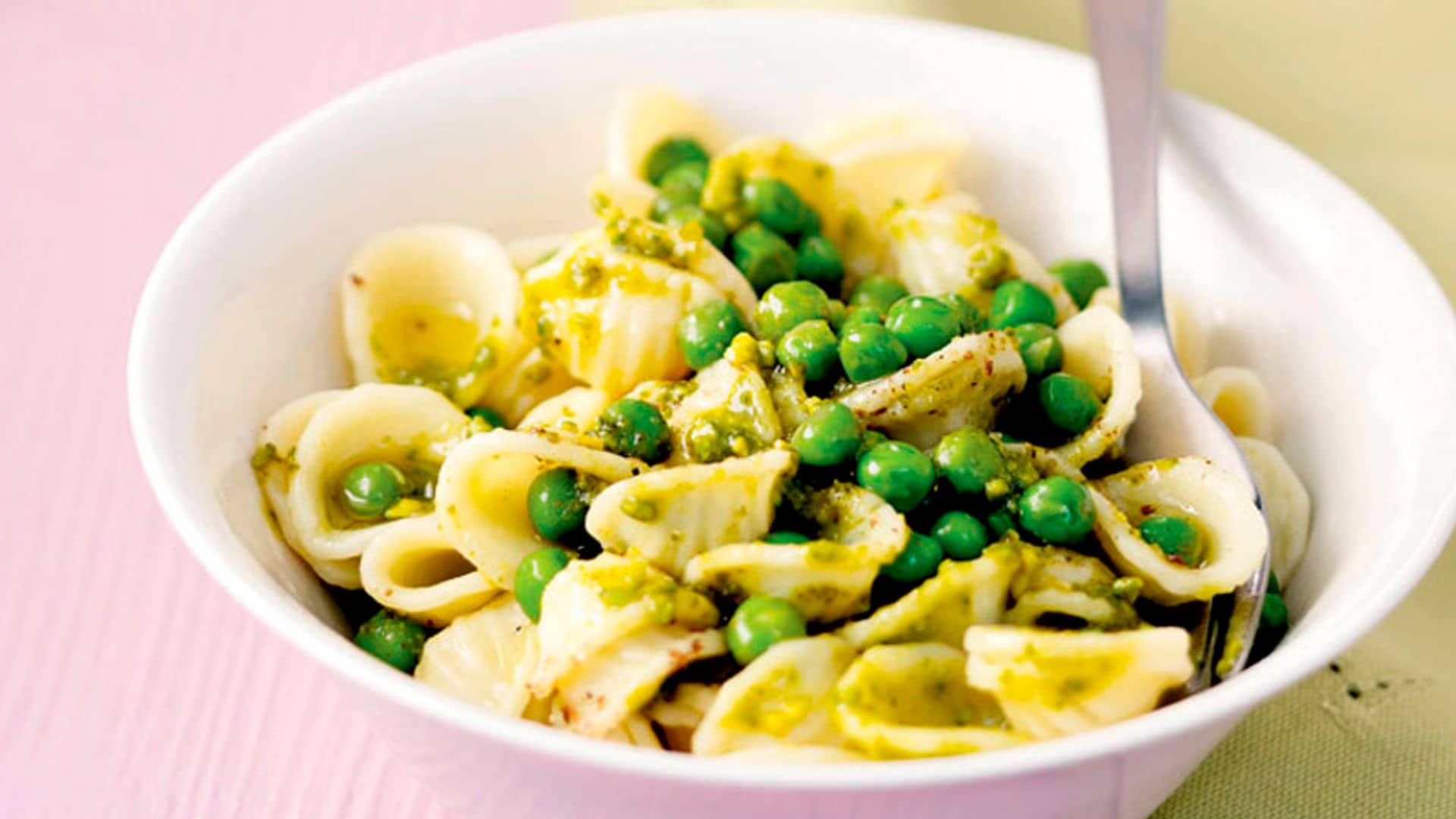 Ensalada de conchitas de pasta con vinagreta de guisantes