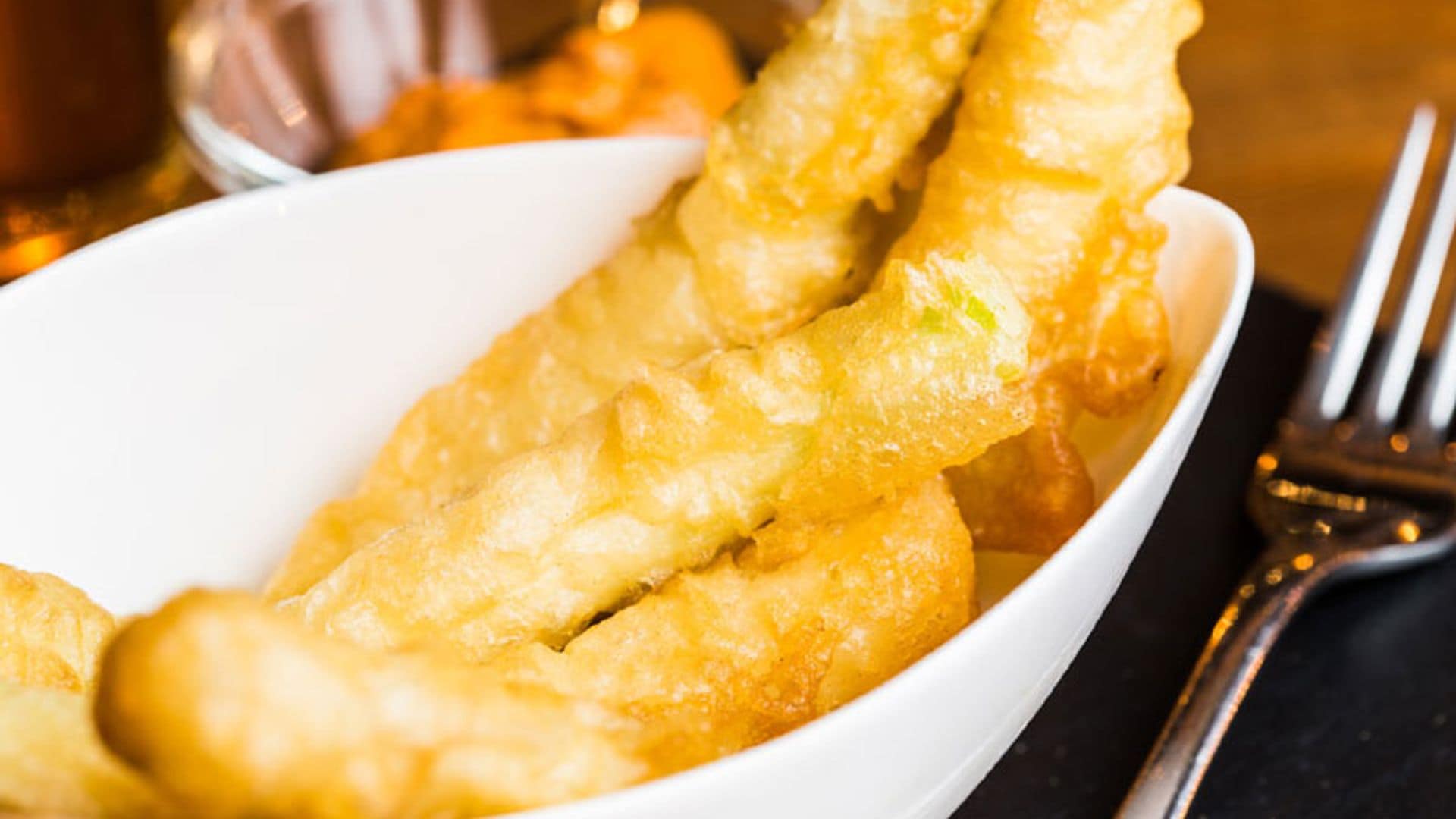 Calçots en tempura con salsa romesco