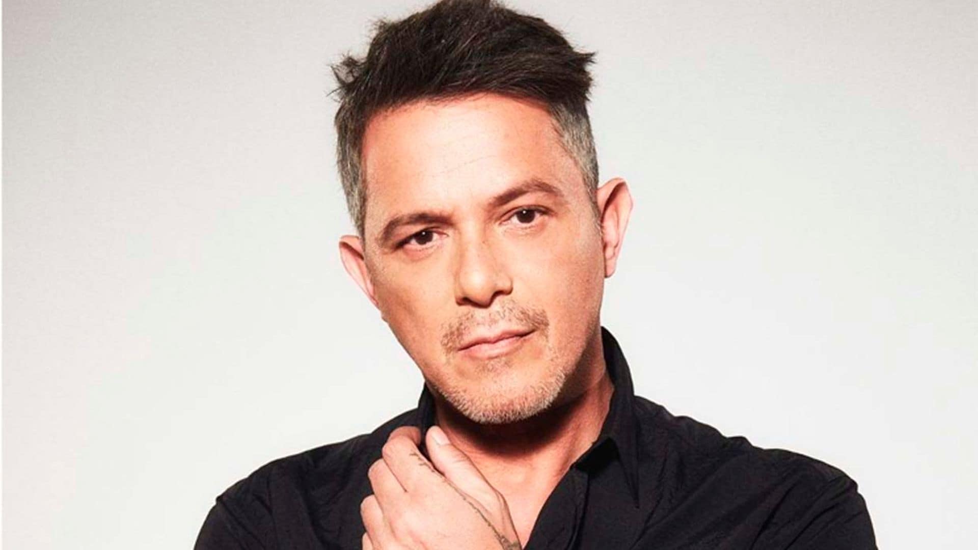 Un orgulloso Alejandro Sanz comparte el gran parecido de su hijo mayor con su padre, ¡son dos gotas de agua!