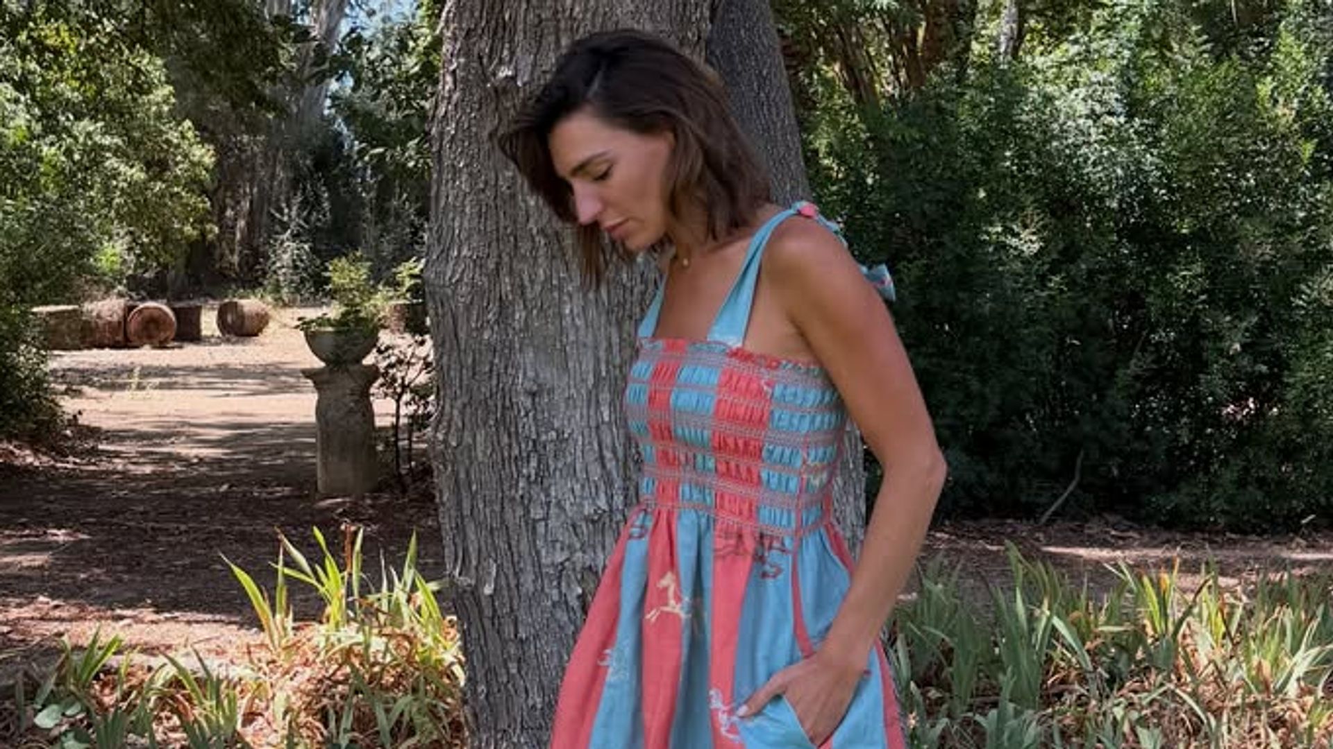Eugenia Osborne vuelve a su casa de la infancia en Jerez con el vestido de rayas perfecto para los días de calor
