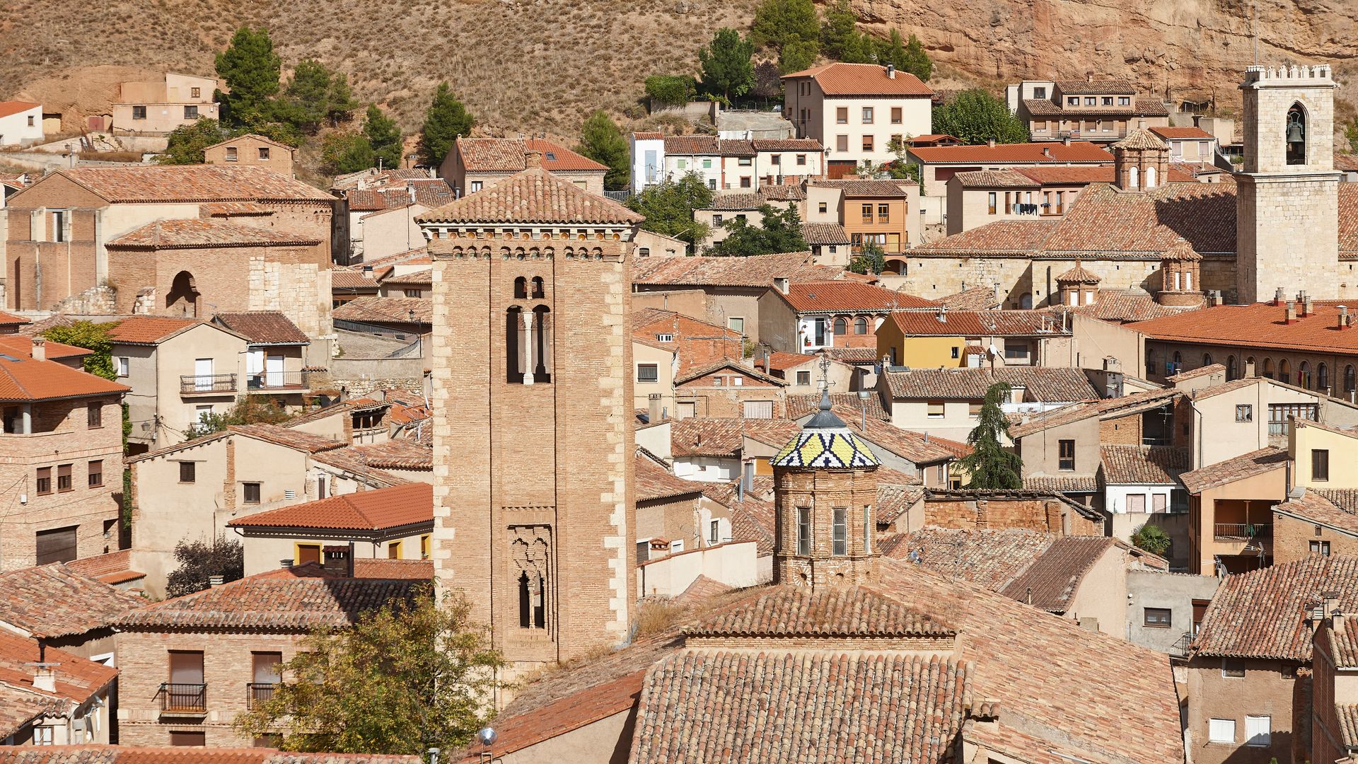 El pueblo de Aragón que lo tiene todo: fortalezas, milagros y el mayor humedal salino de España