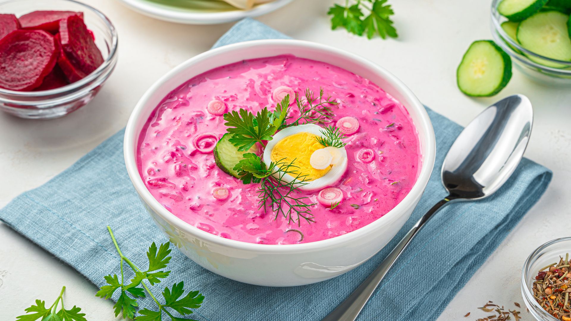 Sopa fría de remolacha con huevo