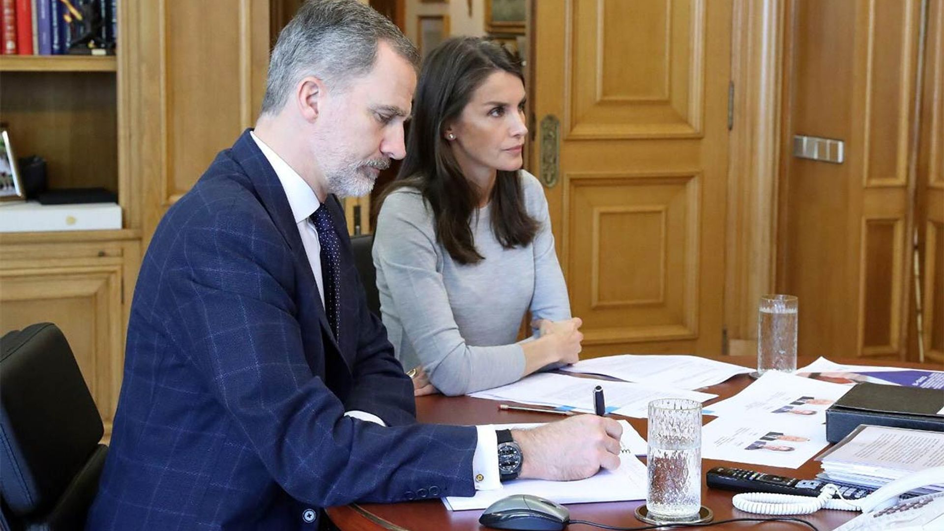 Don Felipe y doña Letizia pasan el día de su aniversario de boda teletrabajando