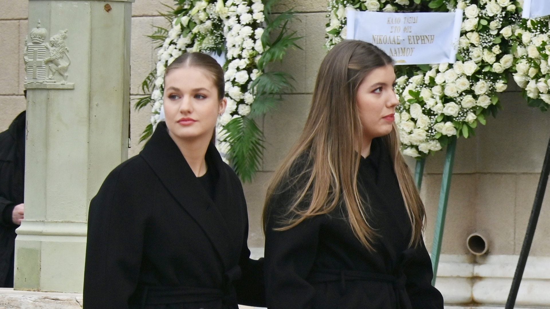 La princesa Leonor y la infanta Sofía reciben el cariño de los griegos en su primera aparición pública en Atenas