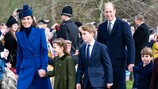 Plano medio de Kate Middleton y el príncipe Guillermo con sus hijos en un evento navideño