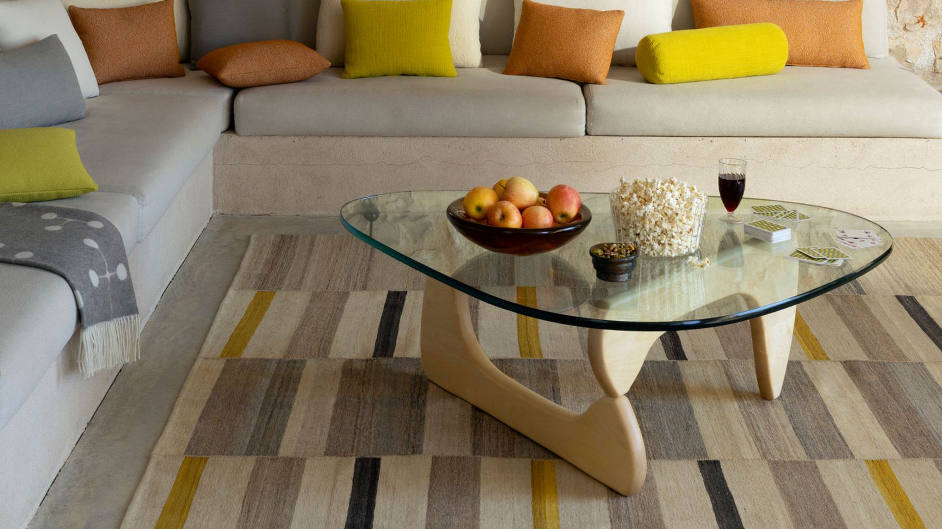 Salón con sofá en L y mesa de centro de diseño