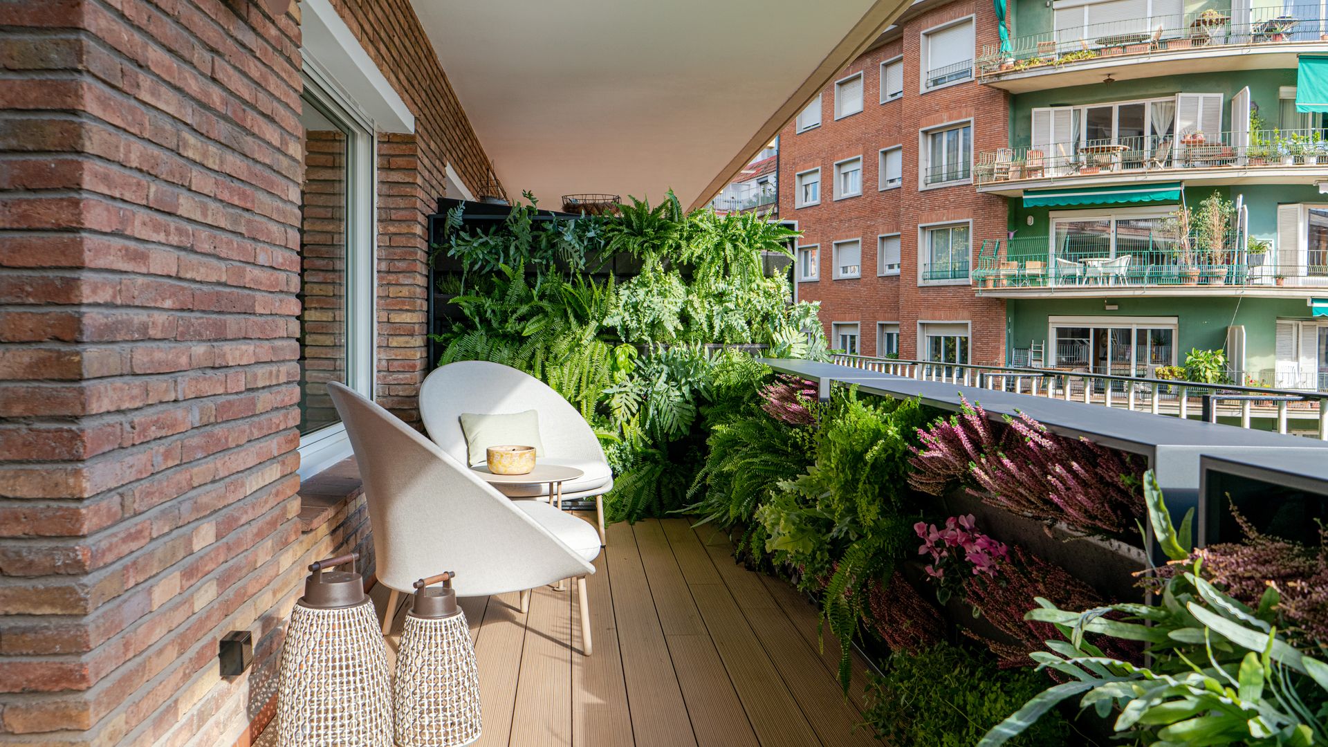 Terraza estrecha con muchas plantas y jardín vertical