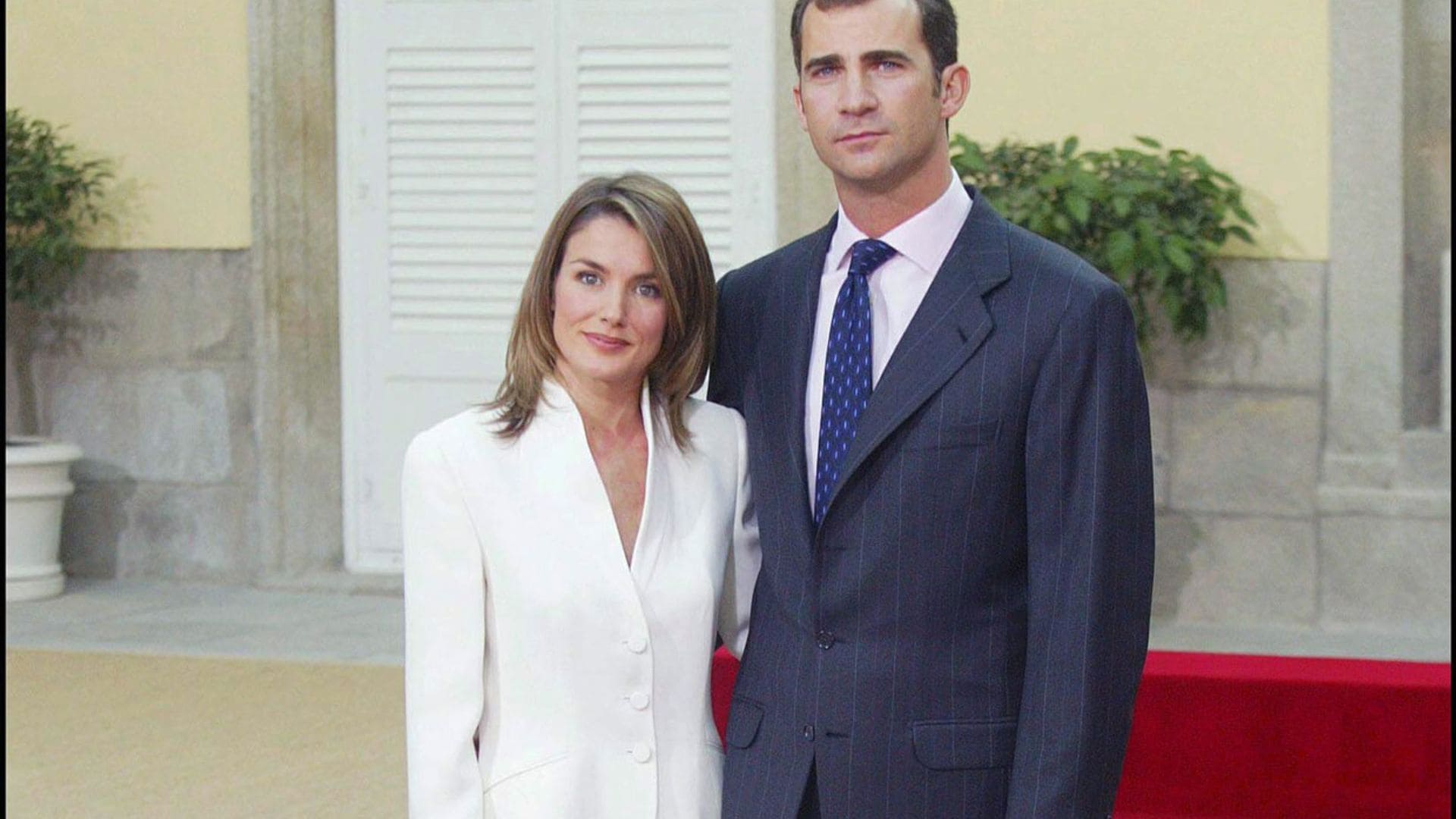 Recordamos el impecable traje blanco que lució doña Letizia en su pedida hace 20 años