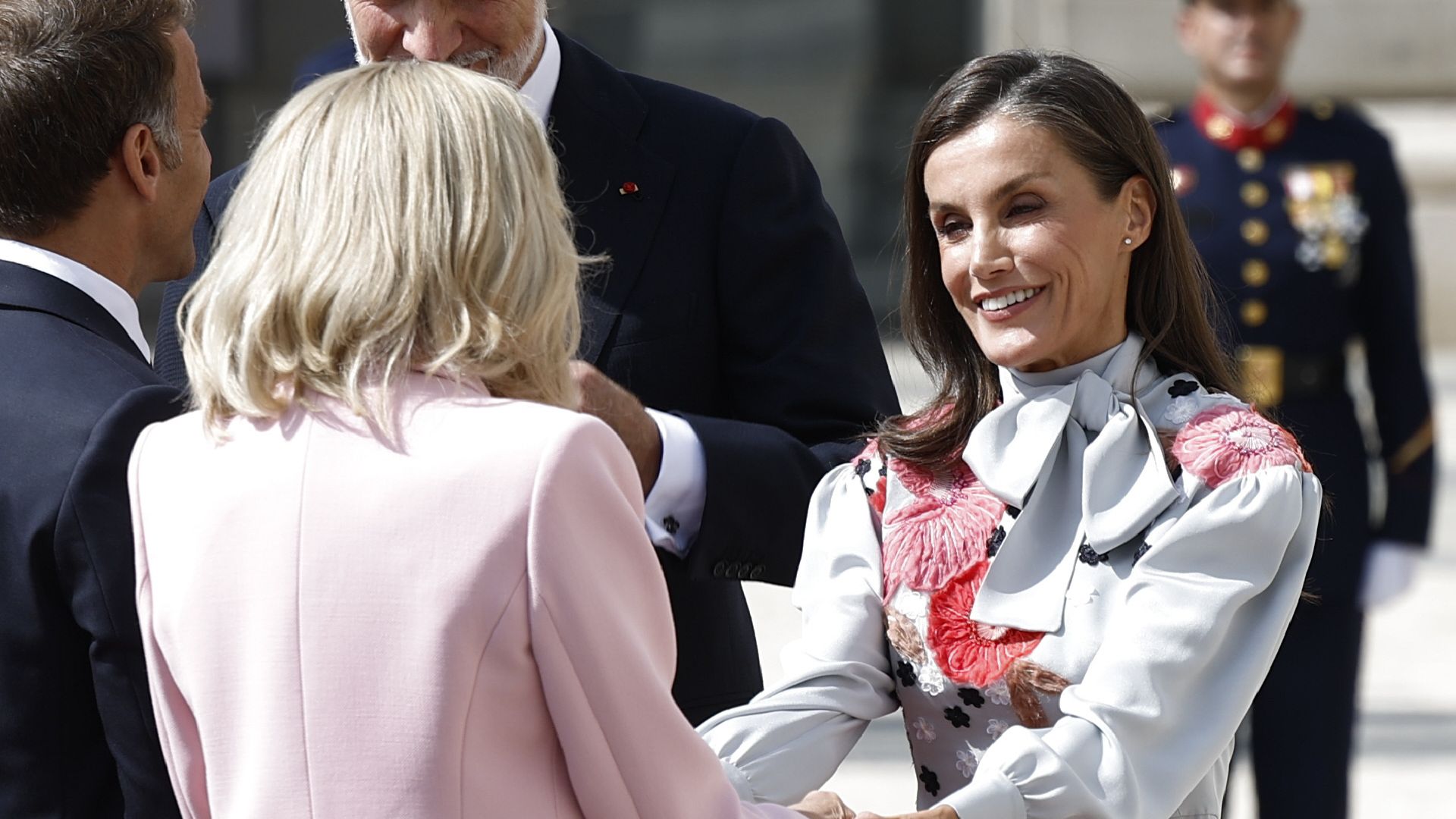 La complicidad de la reina Letizia y Brigitte Macron, primera dama de Francia, se ha convertido en la protagonista de su primer encuentro en el Palacio Real