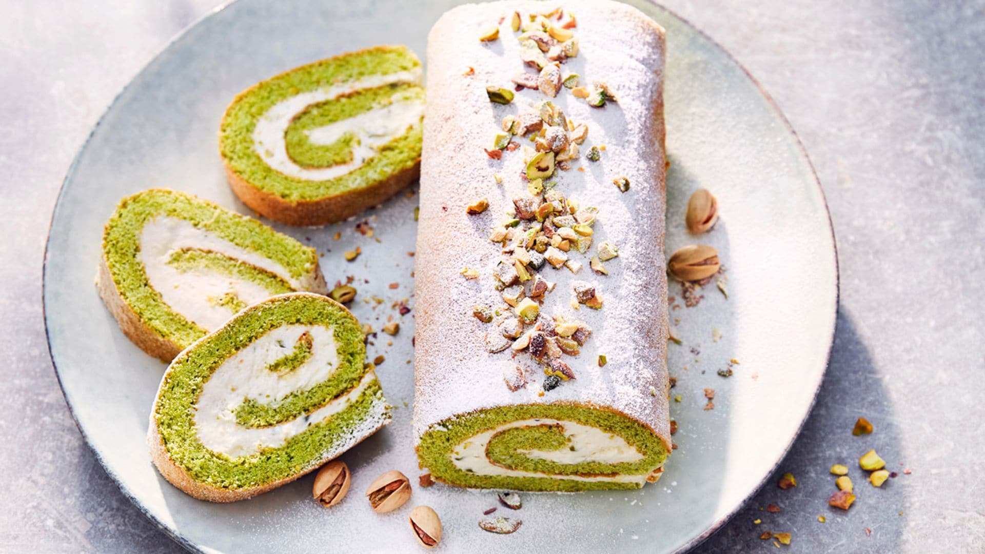 Rollo de queso cremoso y pistacho