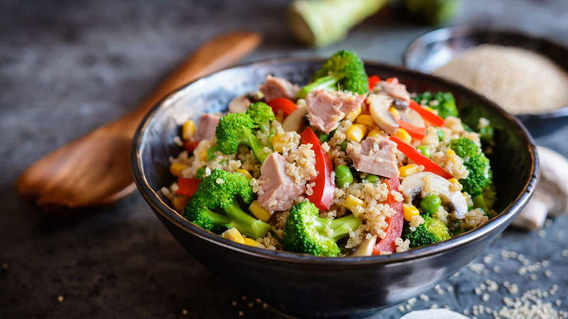 Ensalada de quinoa, brócoli y atún