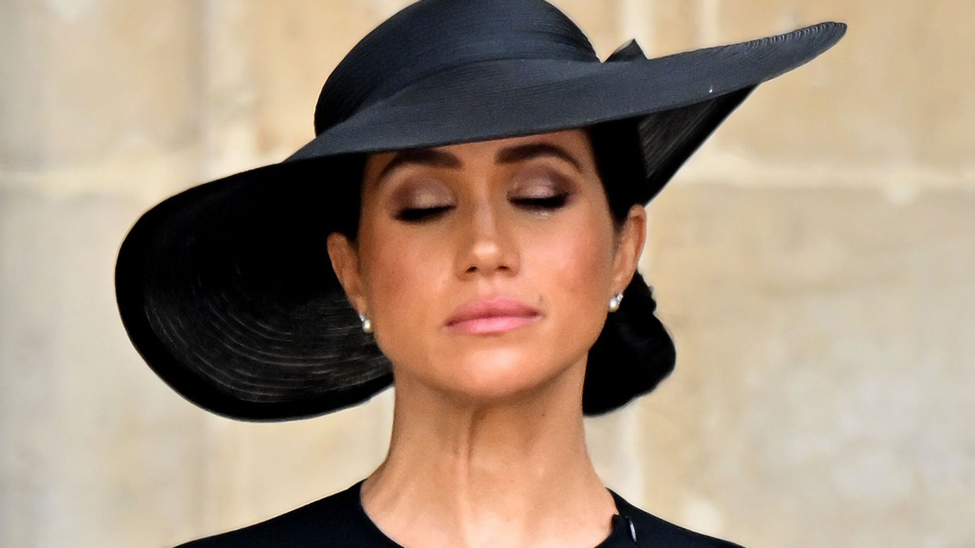 Meghan rompió a llorar al despedirse de la Reina y volver al lugar donde se casó
