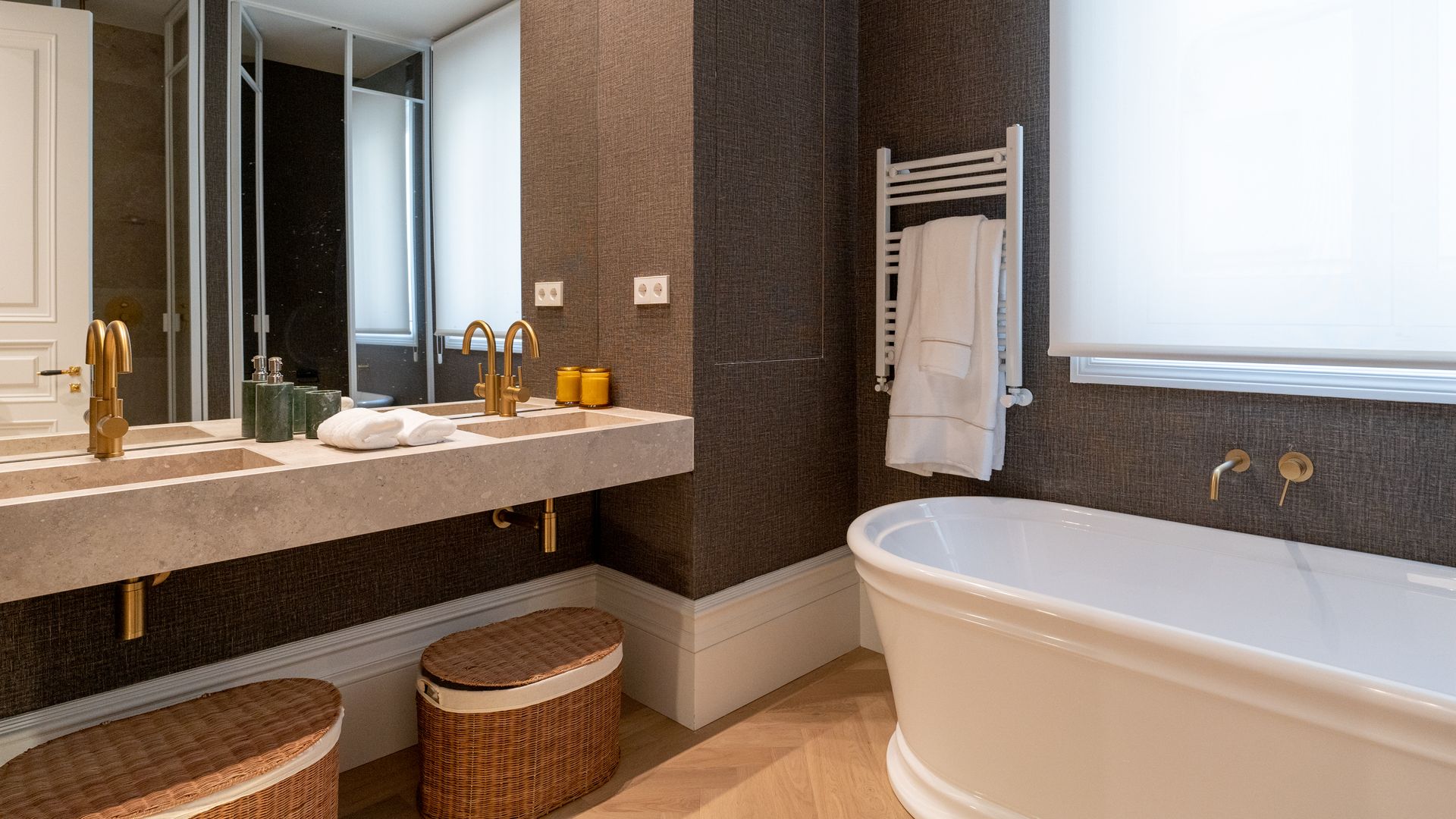 Baño con bañera en un piso de The New Madrid