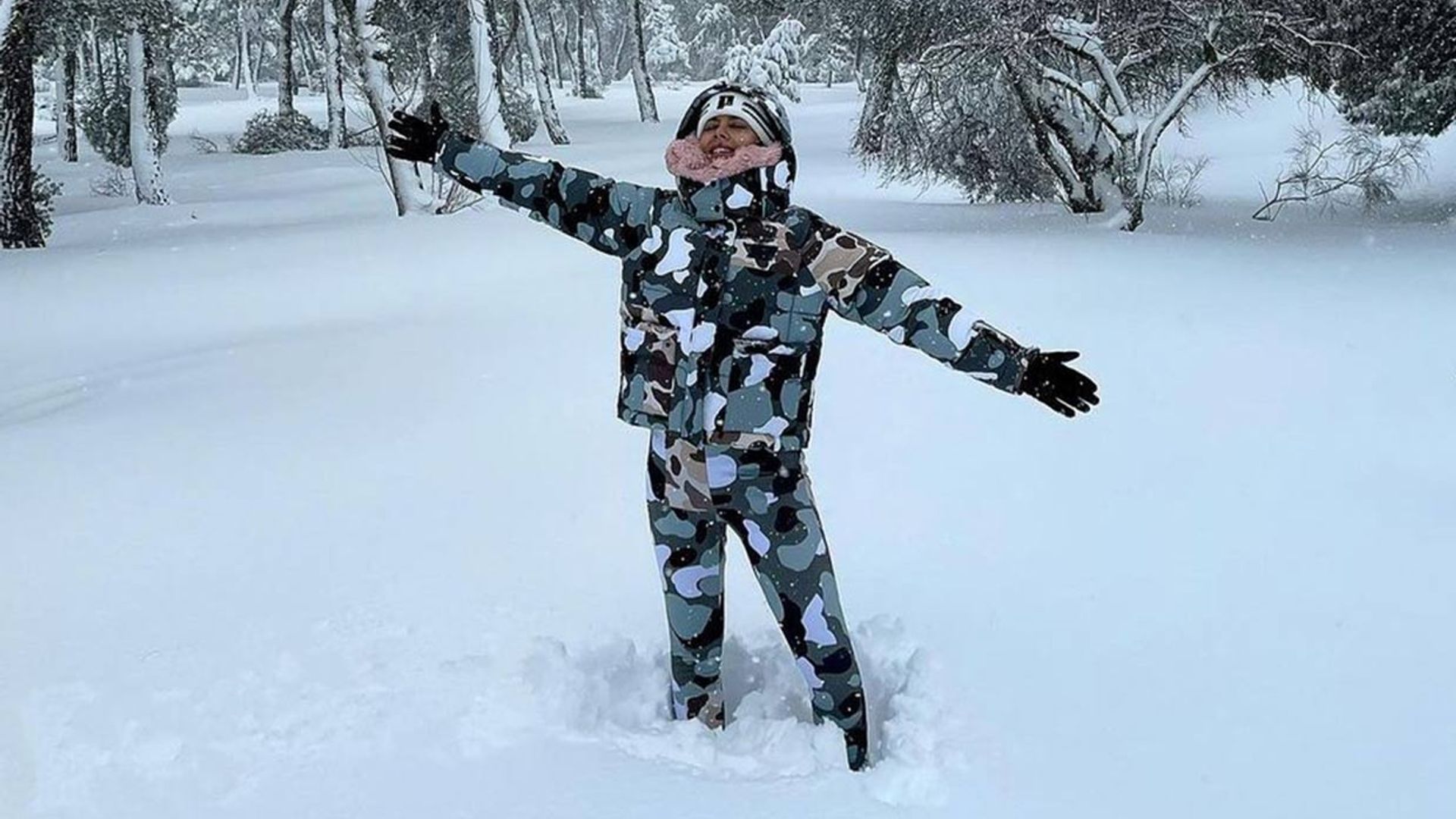 Cristina Pedroche, 'rescatada' después de que su coche se quedara atrapado en la nieve