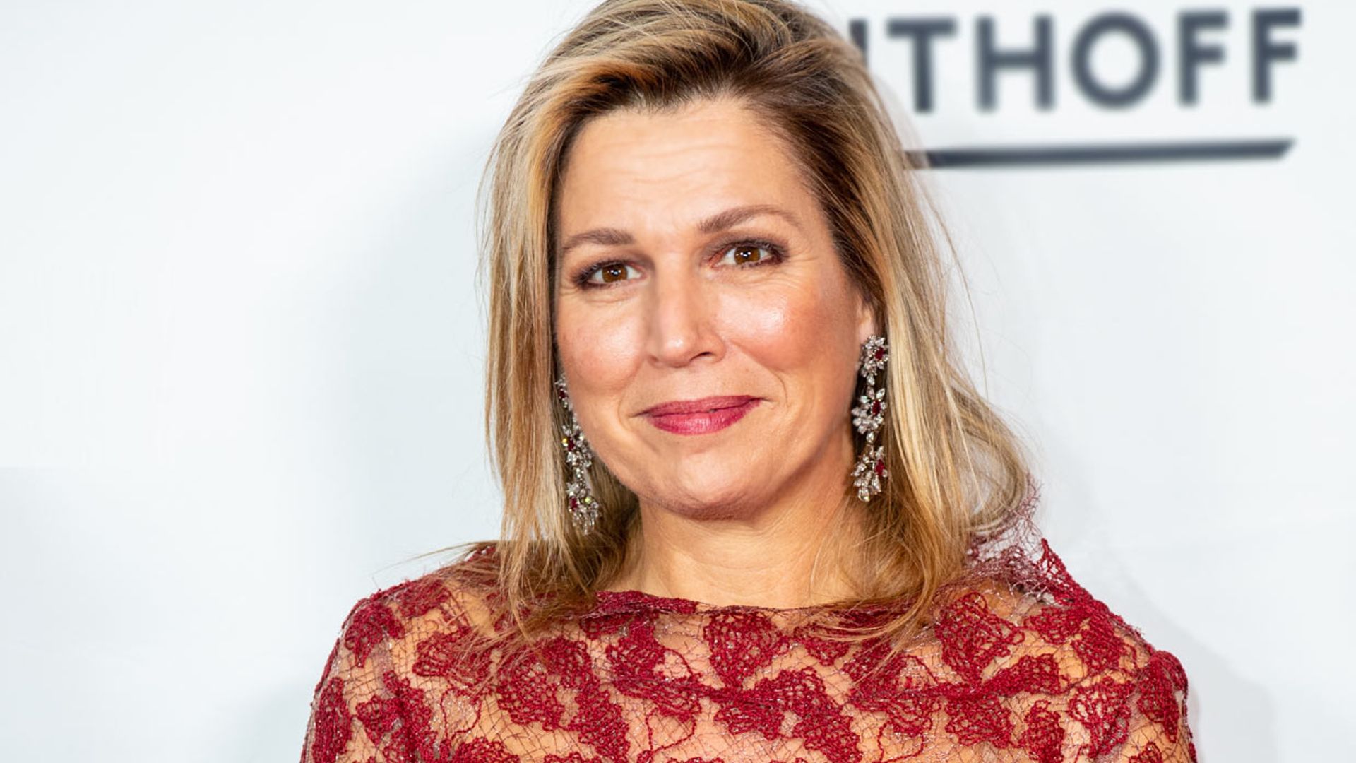 Máxima triunfa sobre la alfombra roja con cuerpo de encaje y pantalones 'palazzo'