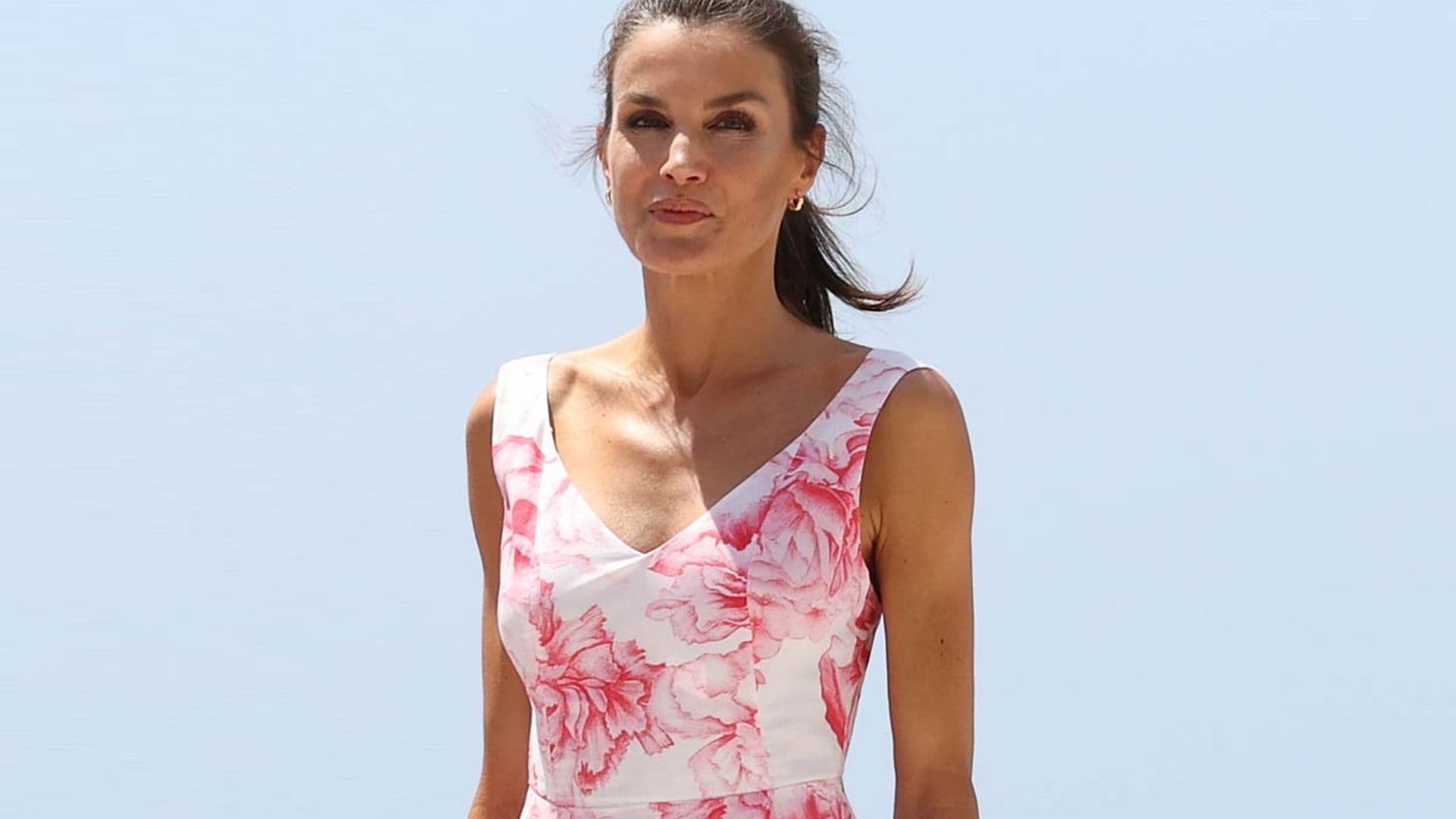 ¡Por fin! La Reina recupera su vestido floral con doble escote