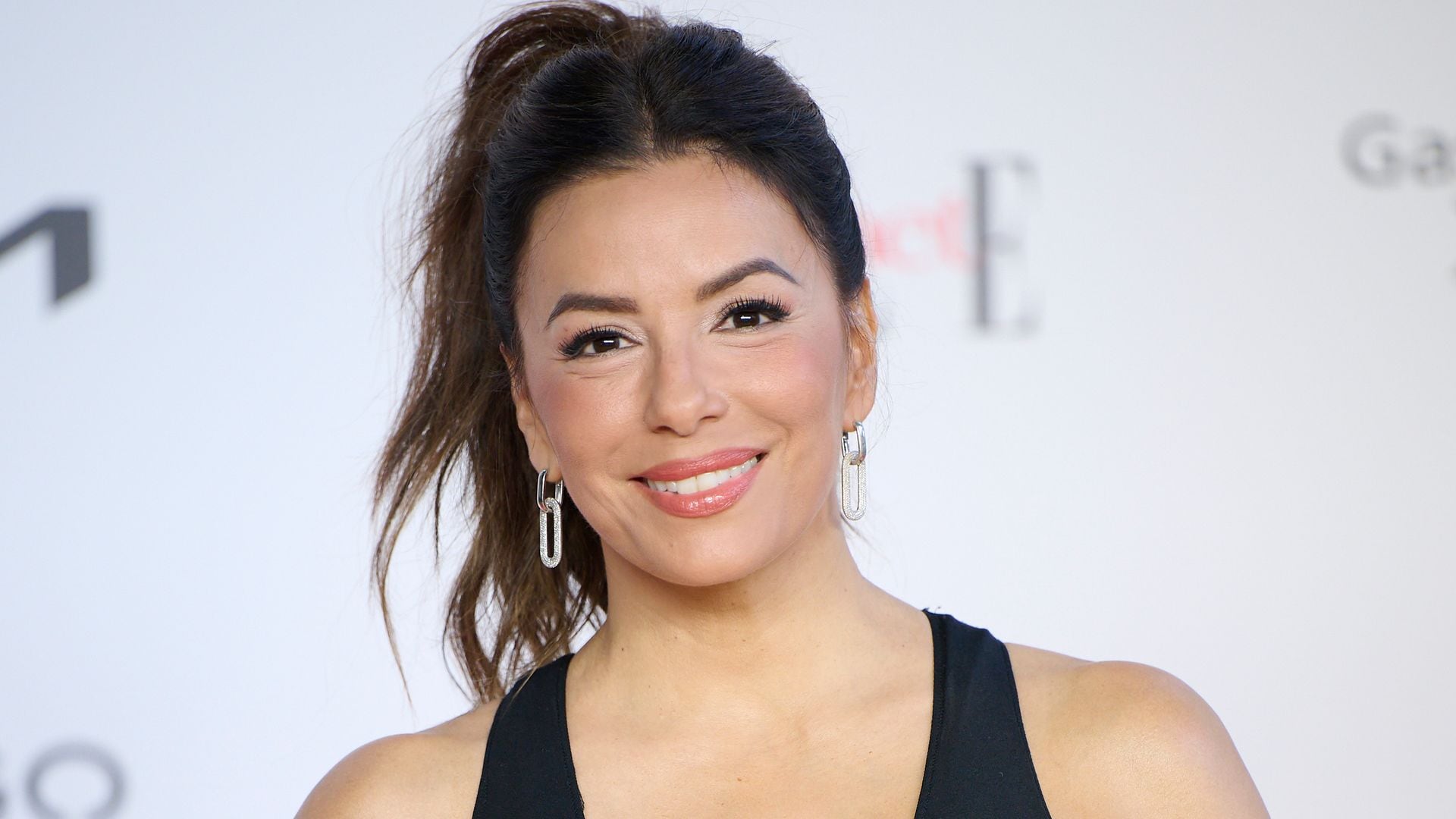 Eva Longoria apuesta por el famoso vestido de 'cut-outs' que debutó el año pasado otra famosa actriz