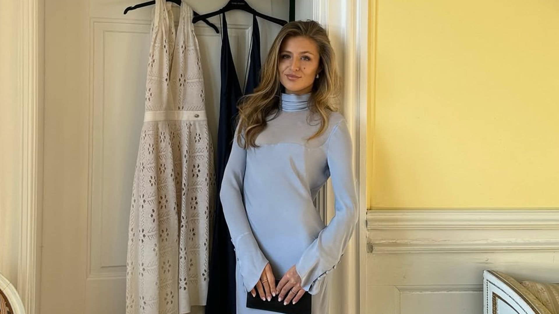 Benedikte Thoustrup triunfa con el look azul que ya llevó Sofia Richie en la semana de su boda