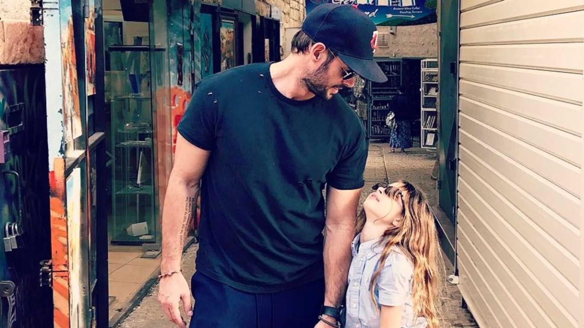 William Levy y su hija Kailey improvisan un karaoke a bordo de su auto
