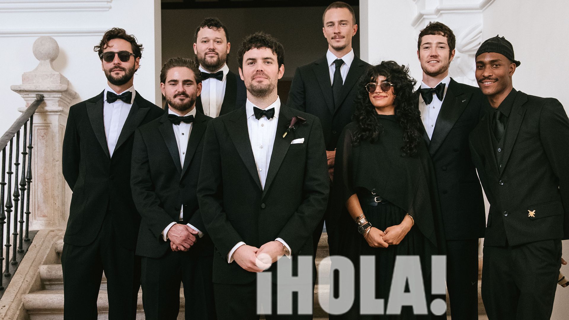 Algunos amigos de los novios, entre los que se encuentran el representante de artistas Dylan Shanks y los actores Odessa A’zion ("Grand Army") y Drew Starkey ("Outer Banks", "Queer") —segundo, tercera y cuarto, empezando por la derecha—