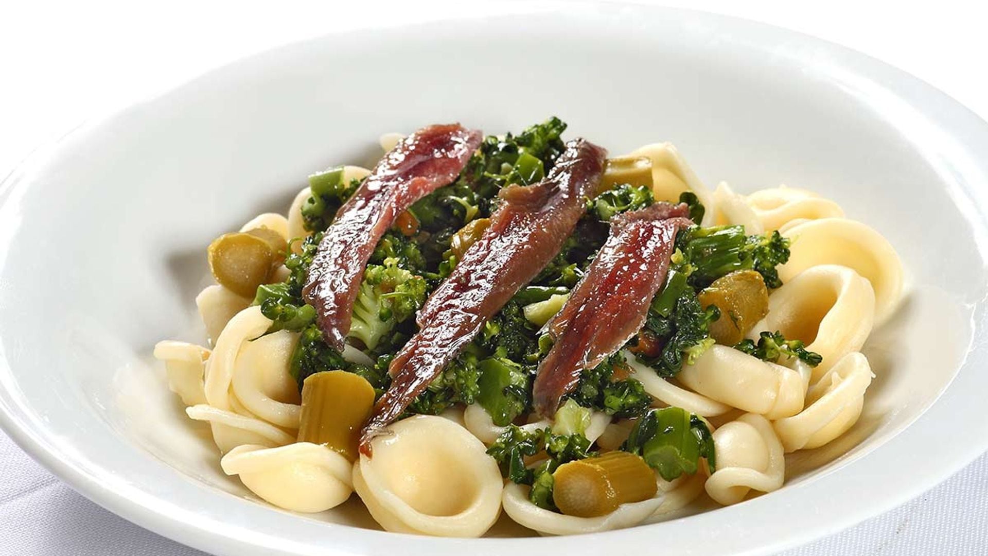 Pasta con 'gremolata', verduras y anchoas