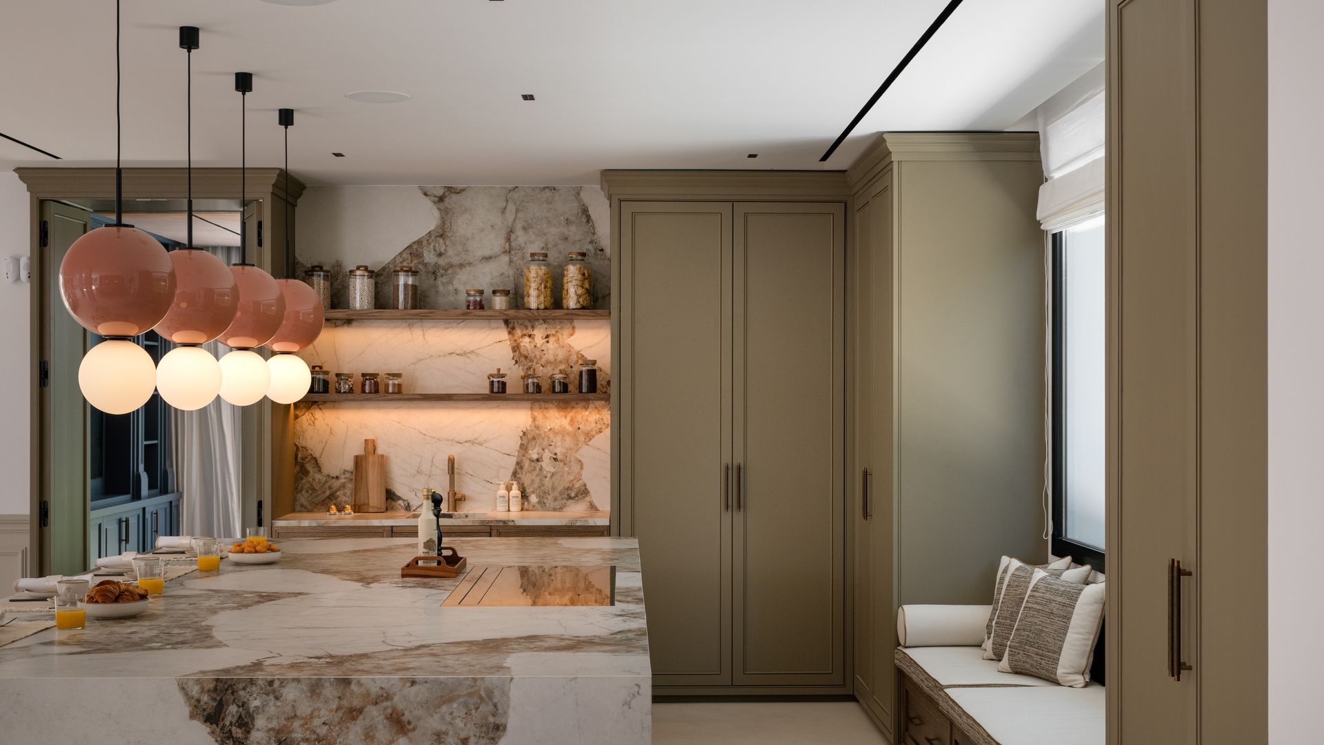 Cocina con muebles verdes y piedra natural