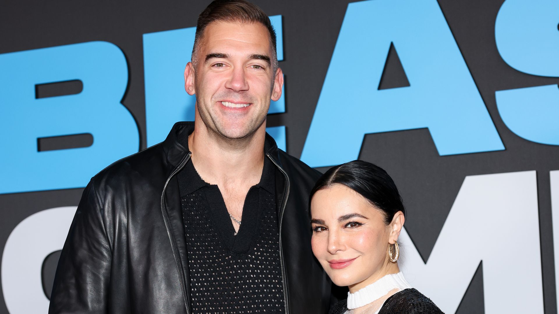 Lewis Howes y Martha Higareda en la premier de la segunda temporada de "Beast Games" en Los Angeles.