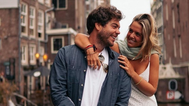 Plano medio de Adrián Lozano y Pati Cabetas posando juntos en Amsterdam