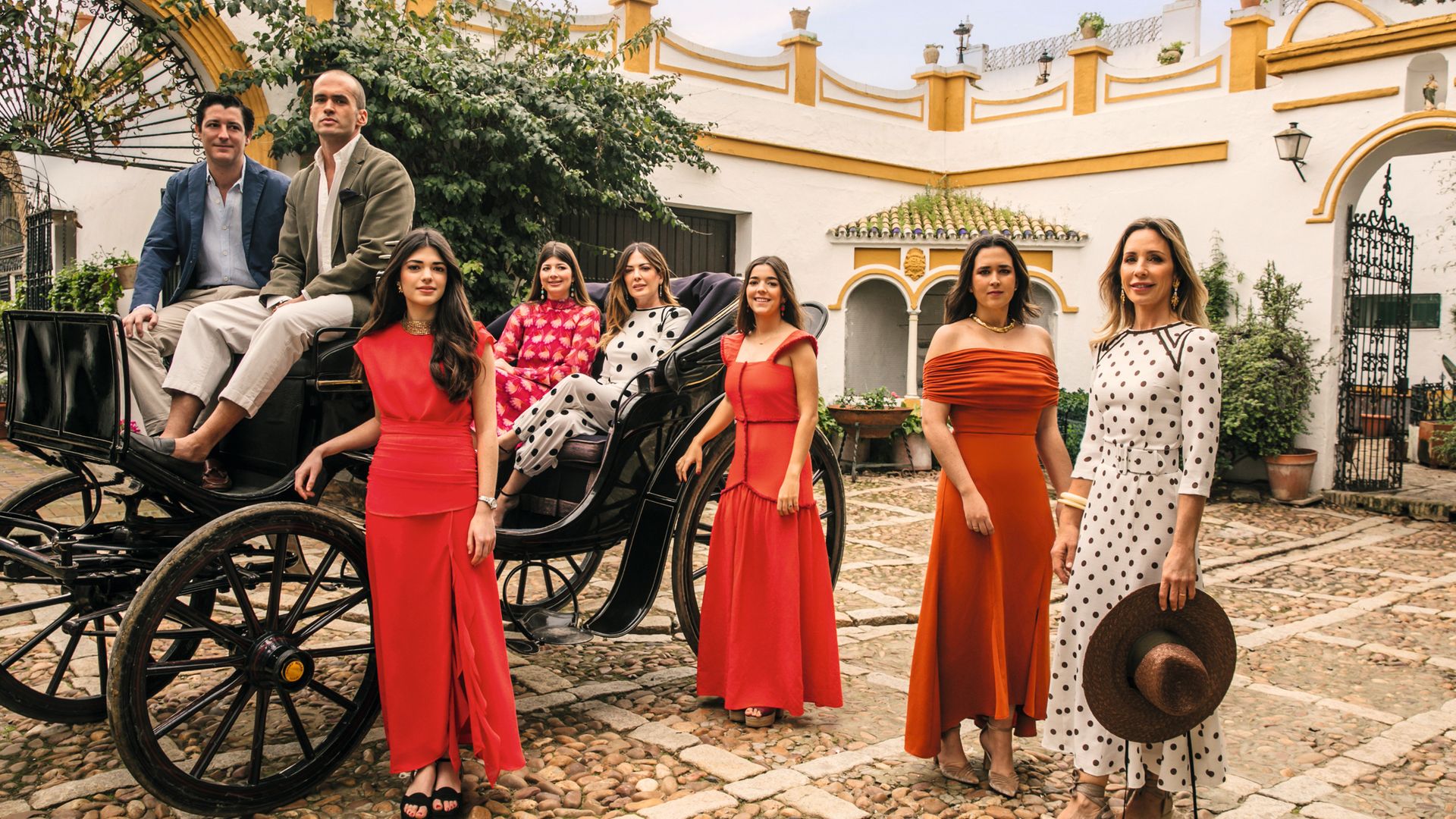 Algunos de los nietos y una bisnieta de Federica de Vallés y Huesca. De izquierda a derecha: Federico, Álvaro, Ángela (bisnieta, de pie, de rojo), Isa, Patricia (sentadas) Celia, Blanca y Marta. El coche de caballos es de madera del siglo XIX, Milord de caja francesa marca Binder con capota de piel de búfalo y guardabarros de piel de hipopótamo