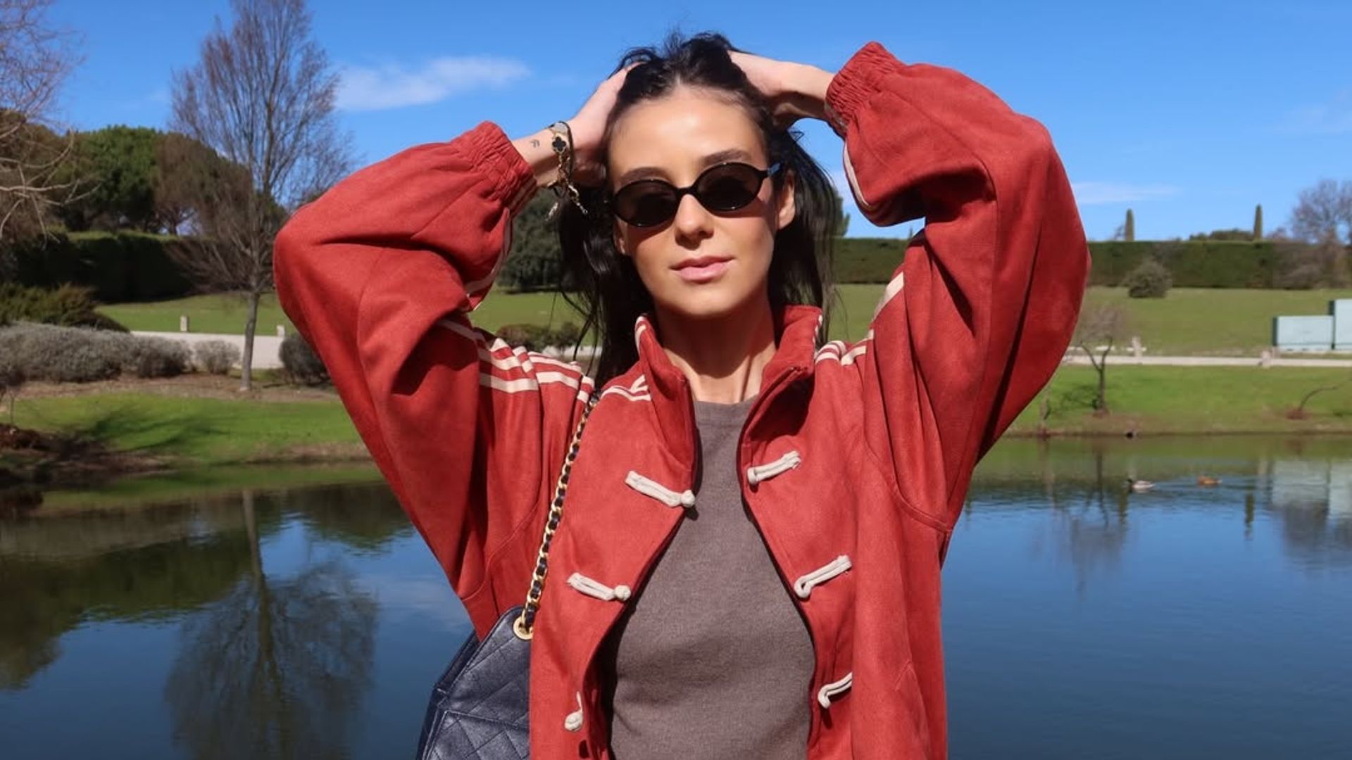 Ni de cuero ni vaquera: la chaqueta especial que Victoria Federica combina con pantalones anchos y zapatillas arrasará esta primavera