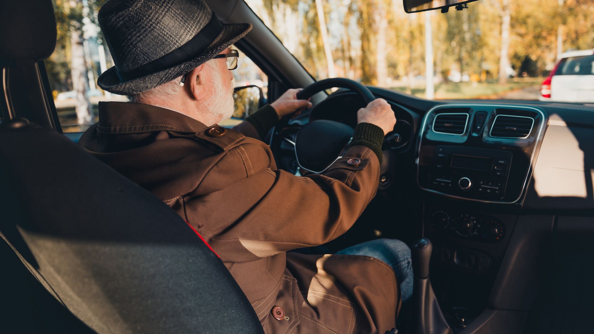Señor mayor conduciendo 
