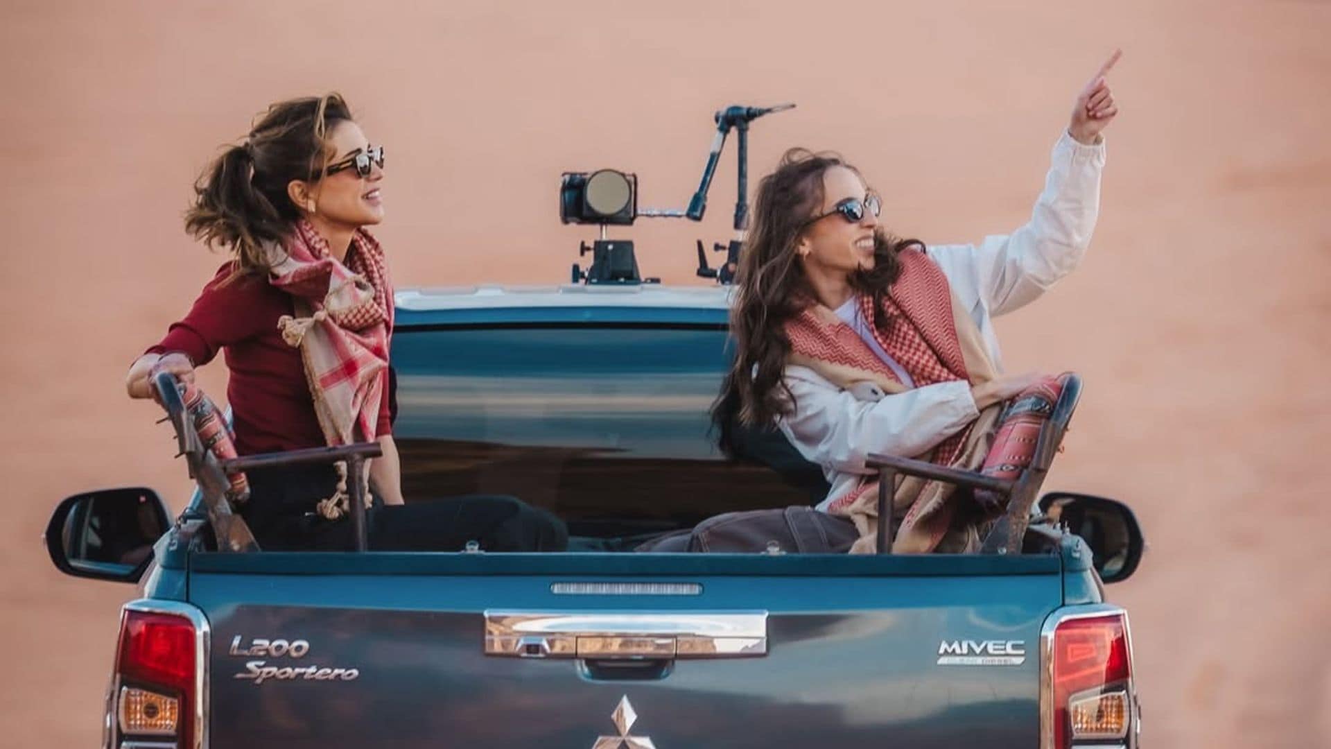 Rania y Salma de Jordania en el Wadi Rum, una zona desértica protegida situada en el sur de Jordania