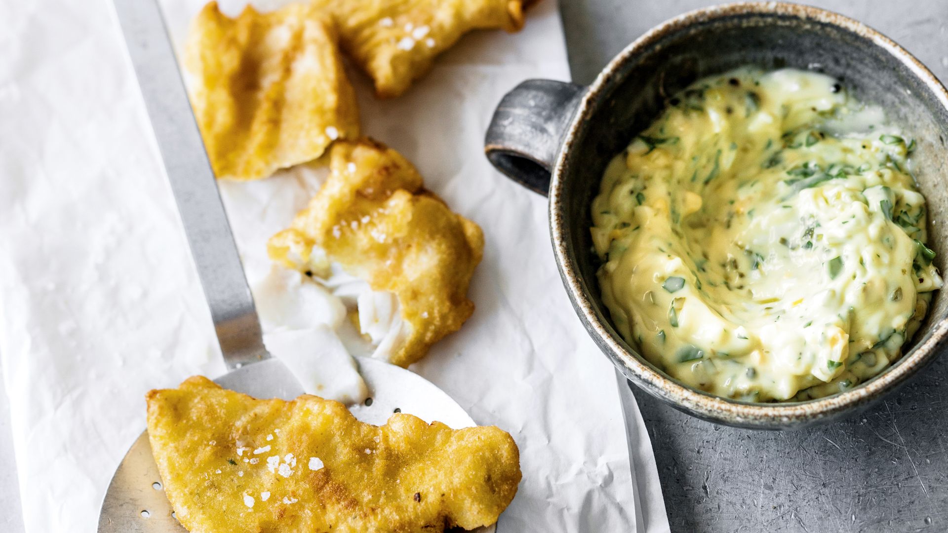 La salsa tártara hace muy buen tándem con las recetas de pescado.