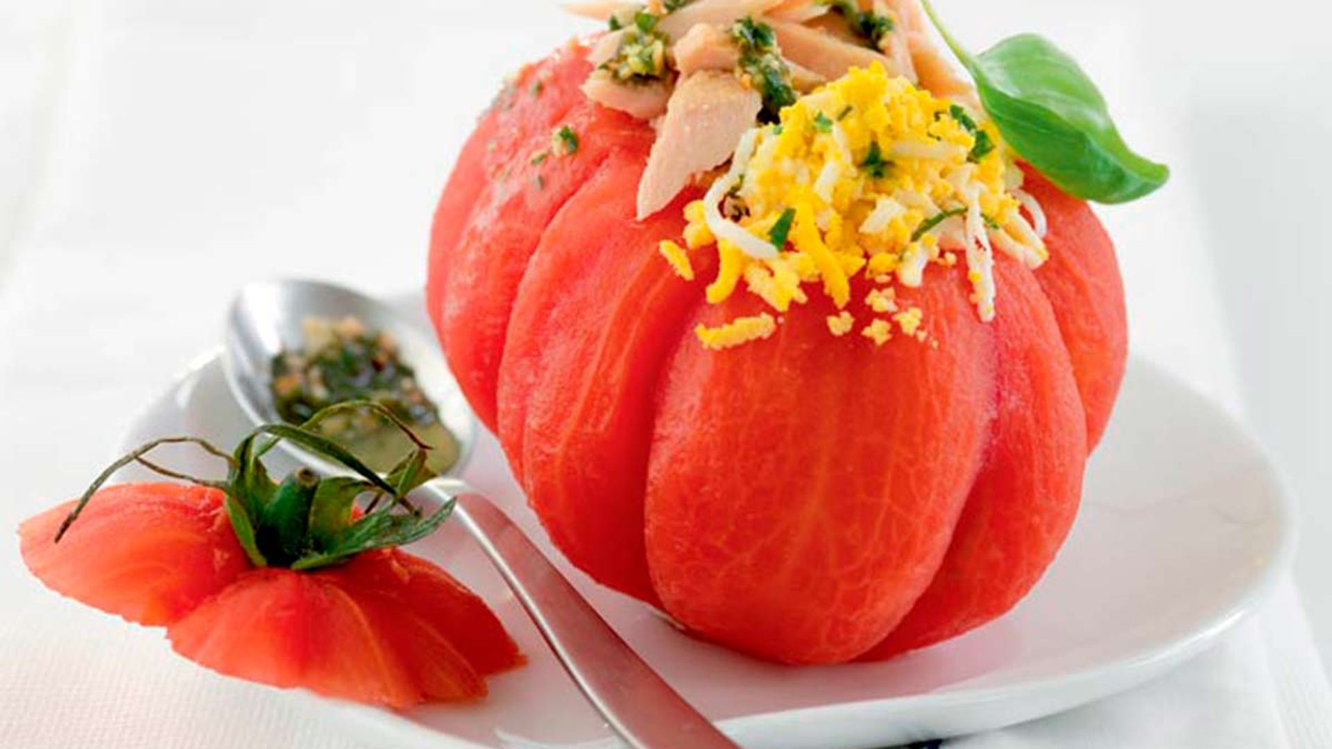 Tomate 'Corazón de buey' relleno de ensaladilla a la albahaca