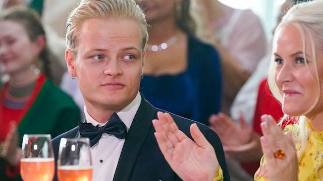 Primer plano de Marius Borg sentado al lado de su madre Mette-Marit 