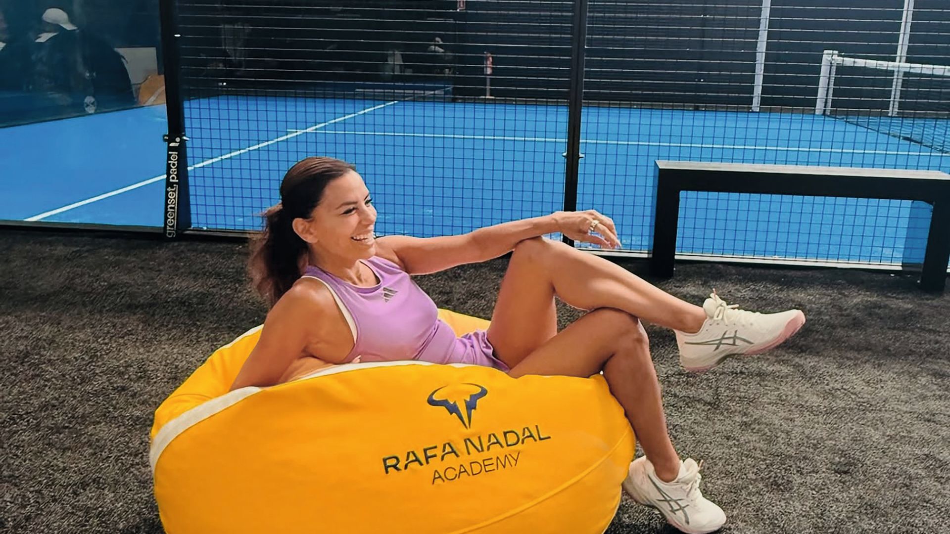 Si estás en los 50 y te da pereza entrenar, haz como Eva Longoria: "Este ejercicio es perfecto para elevar glúteo sin ganar volumen y además fortalece el abdomen"